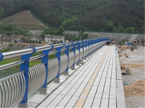 常州不锈钢桥梁护栏的特性及其在现代建筑中的应用